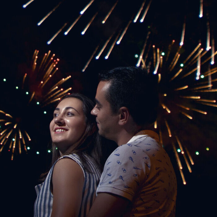 Novios abrazados durante espectáculo de fuegos artificiales