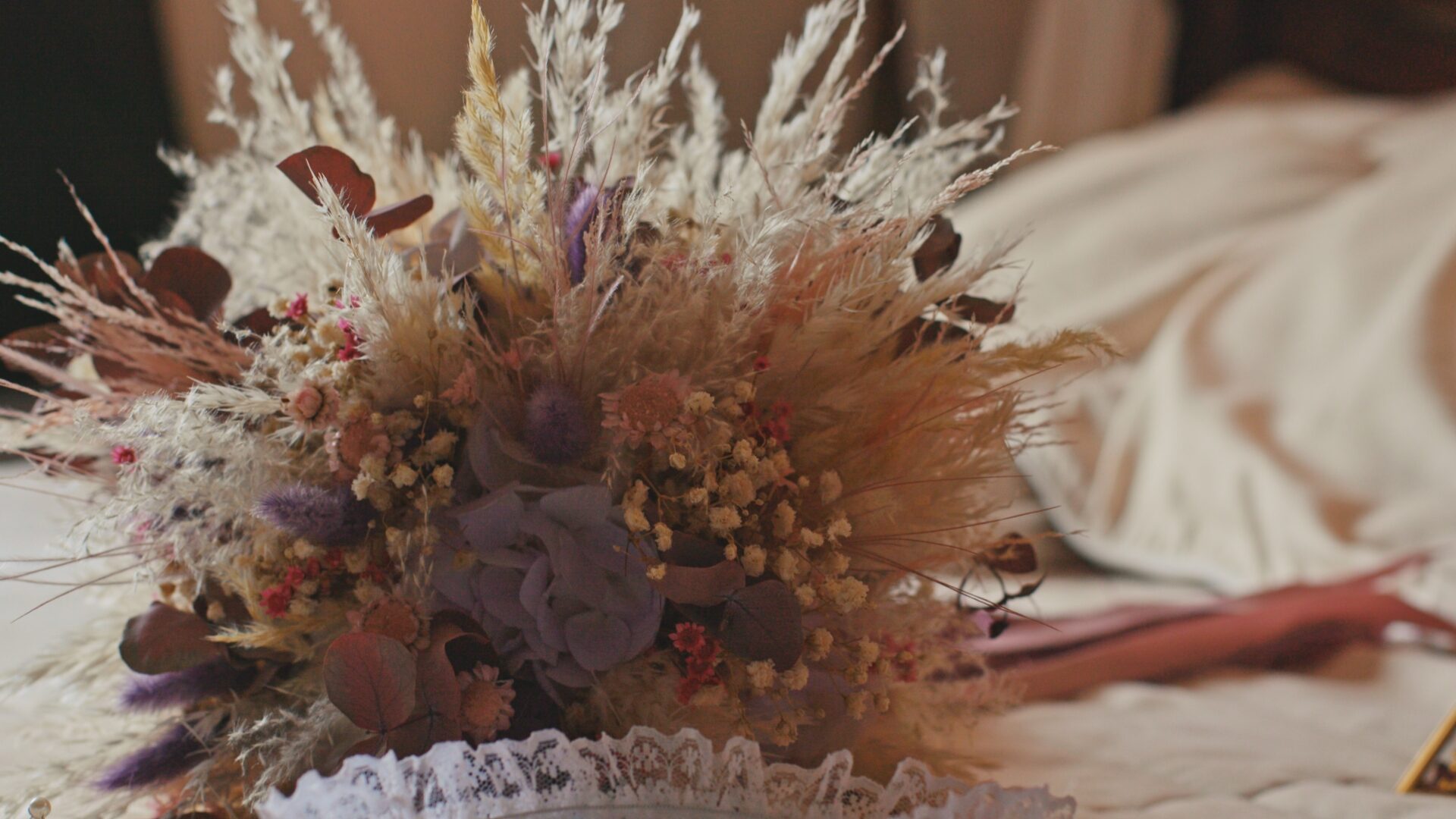Centro de mesa de boda con flores secas y tonos tierra